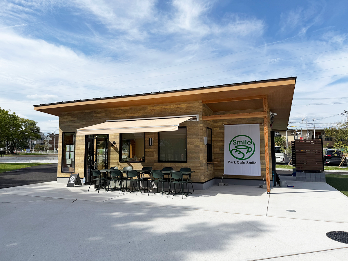 中の島公園内に新設されたPark Cafe SMILEの外観